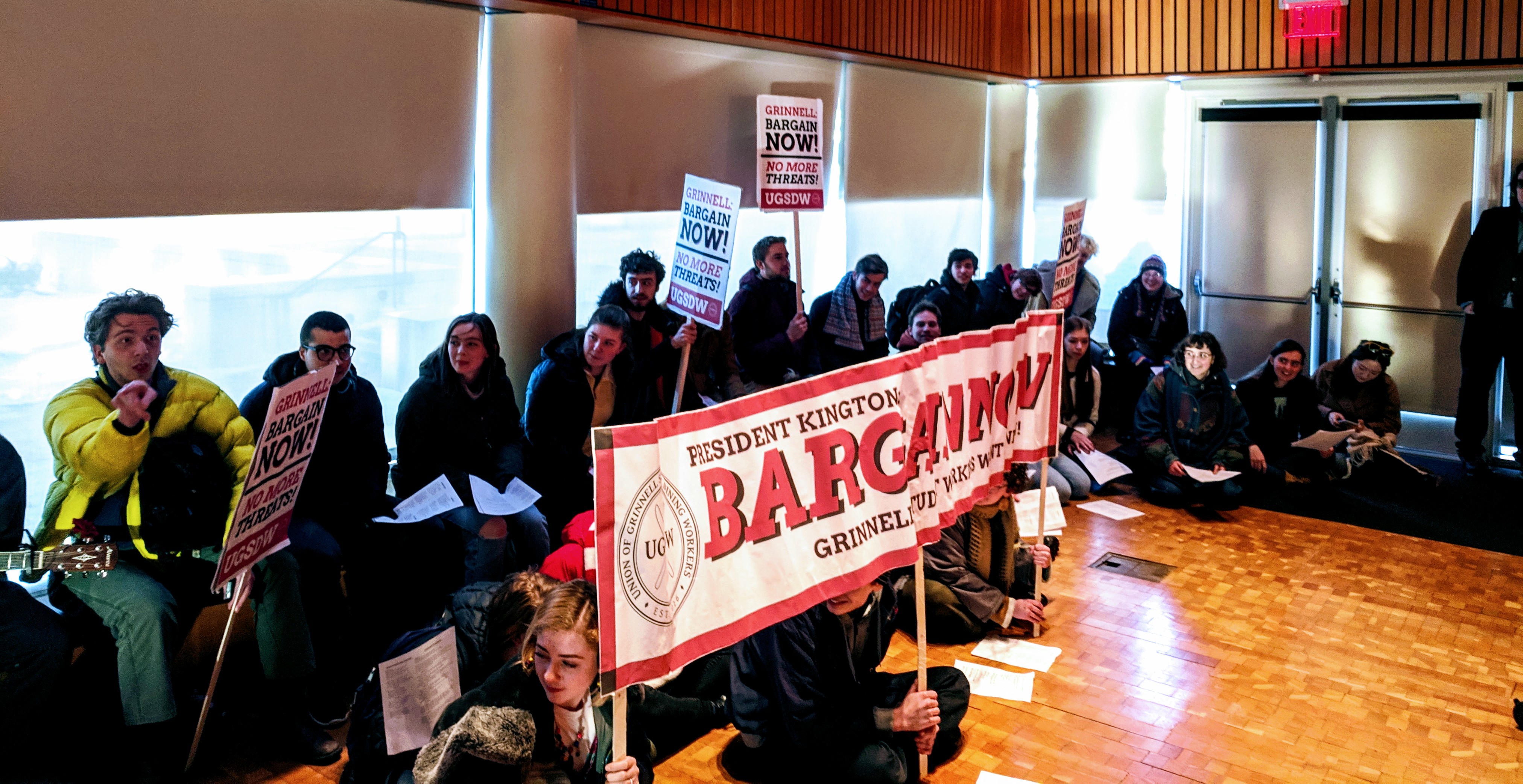 UGSDW members sing at a meeting of the Board of Trustees.